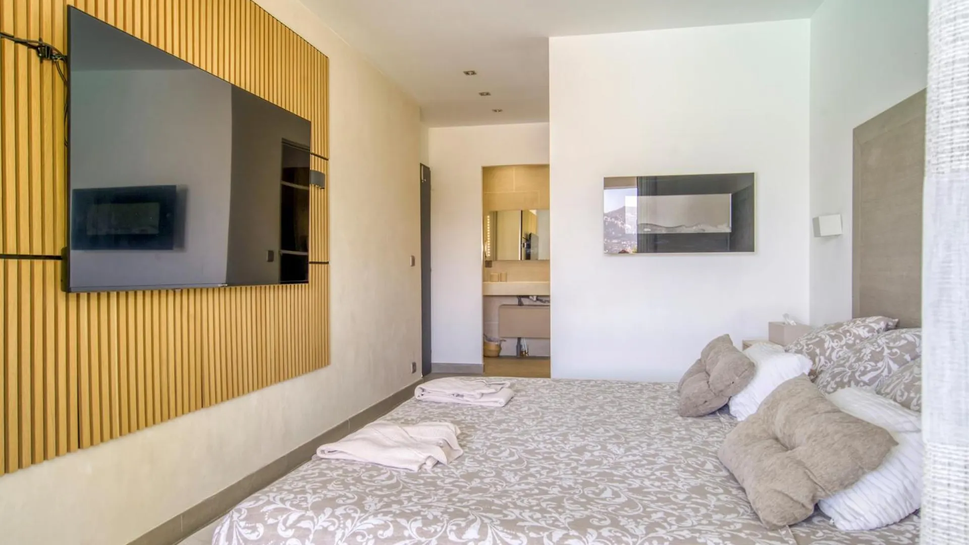 Suite 20M2 Dans Villa Piscine Jacuzzi Gattieres Homestay